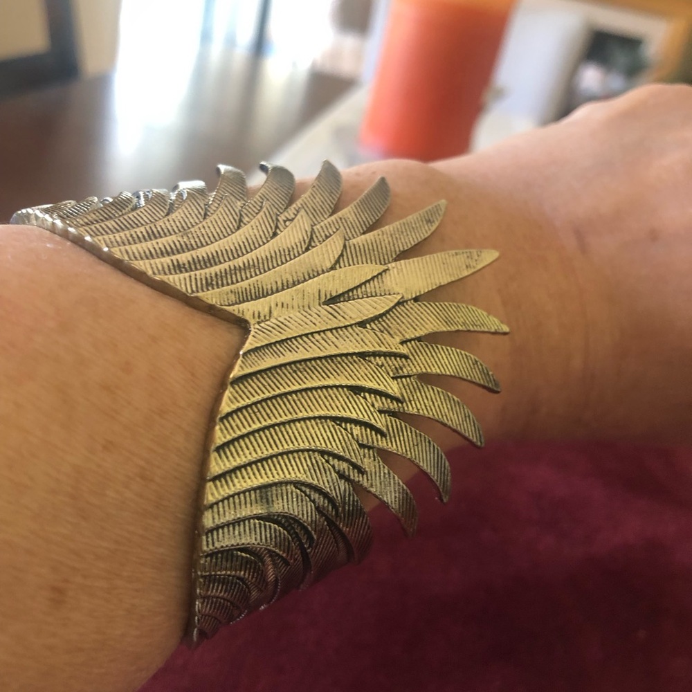 NWOT Jewelmint small gold tone Cuff Bracelet